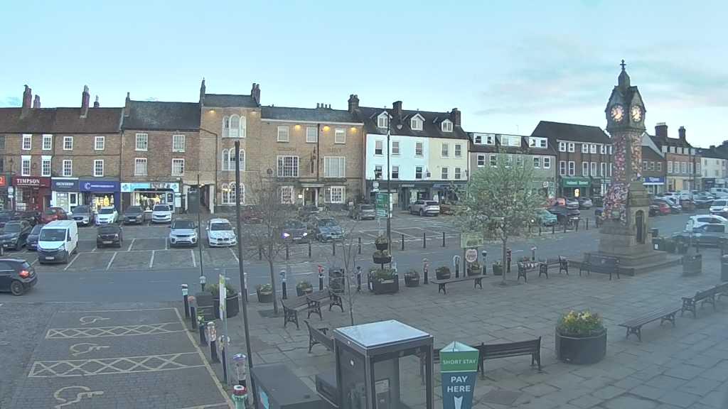 Thirsk webcam overlooking the Market Place