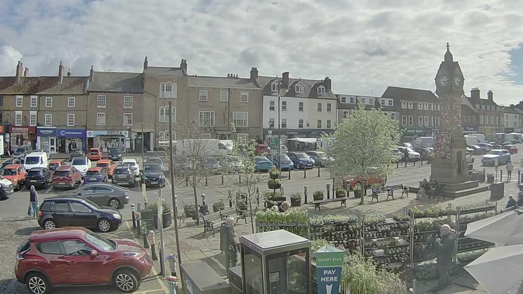 Thirsk webcam overlooking the Market Place