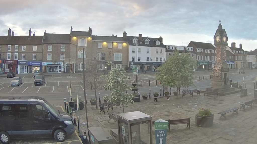 Thirsk webcam overlooking the Market Place