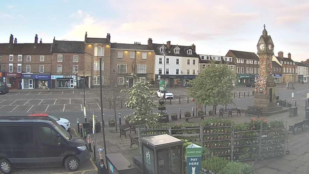 Thirsk webcam overlooking the Market Place
