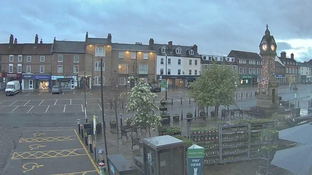Thirsk webcam overlooking the Market Place