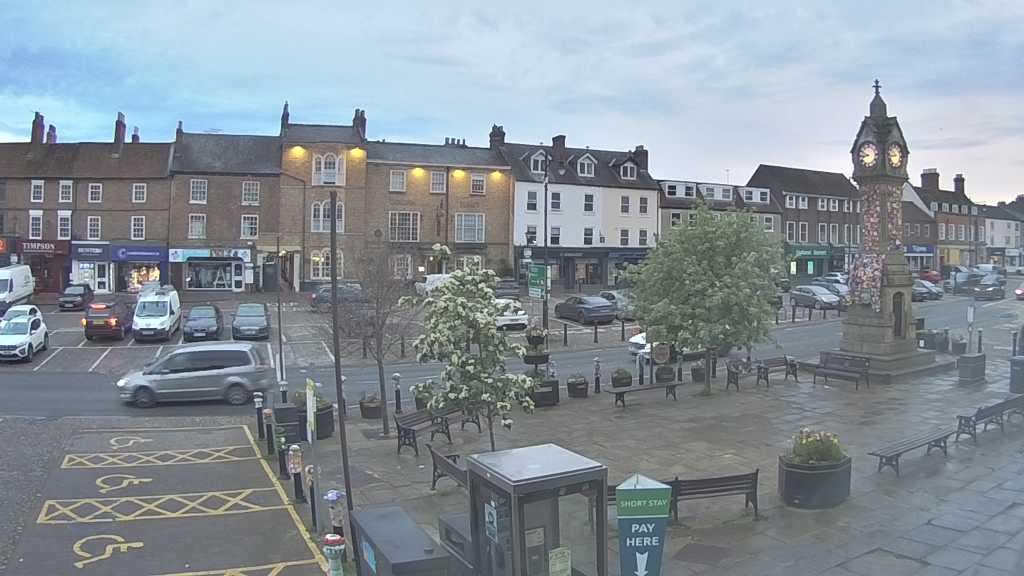 Thirsk webcam overlooking the Market Place