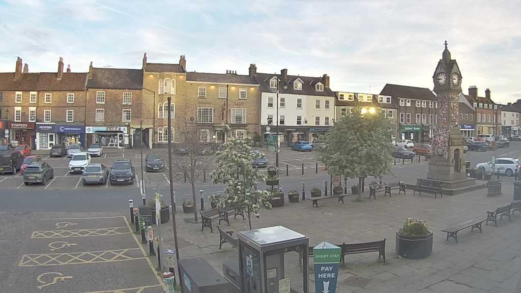 Thirsk webcam overlooking the Market Place