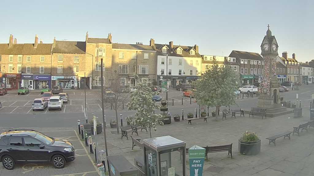 Thirsk webcam overlooking the Market Place