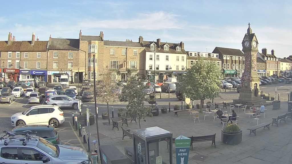 Thirsk webcam overlooking the Market Place