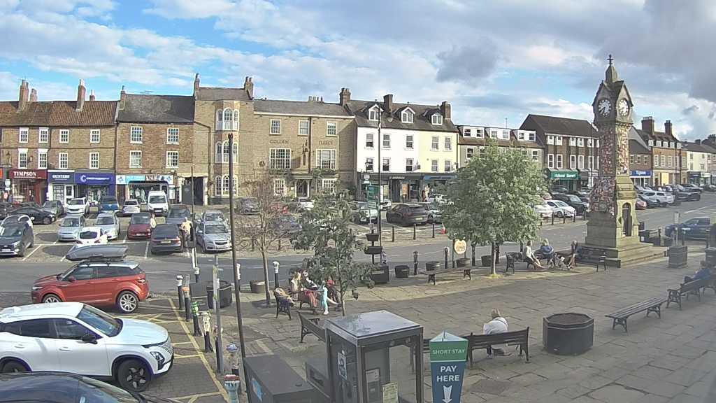 Thirsk webcam overlooking the Market Place