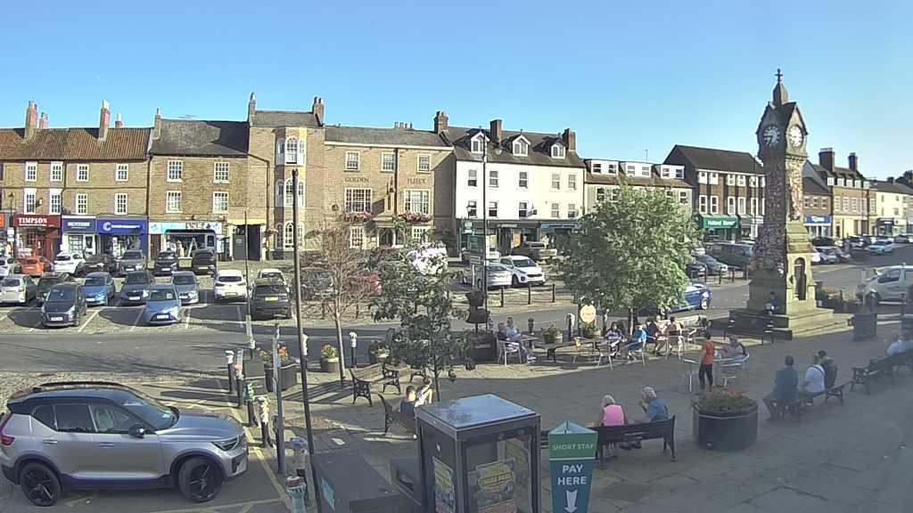Thirsk webcam overlooking the Market Place