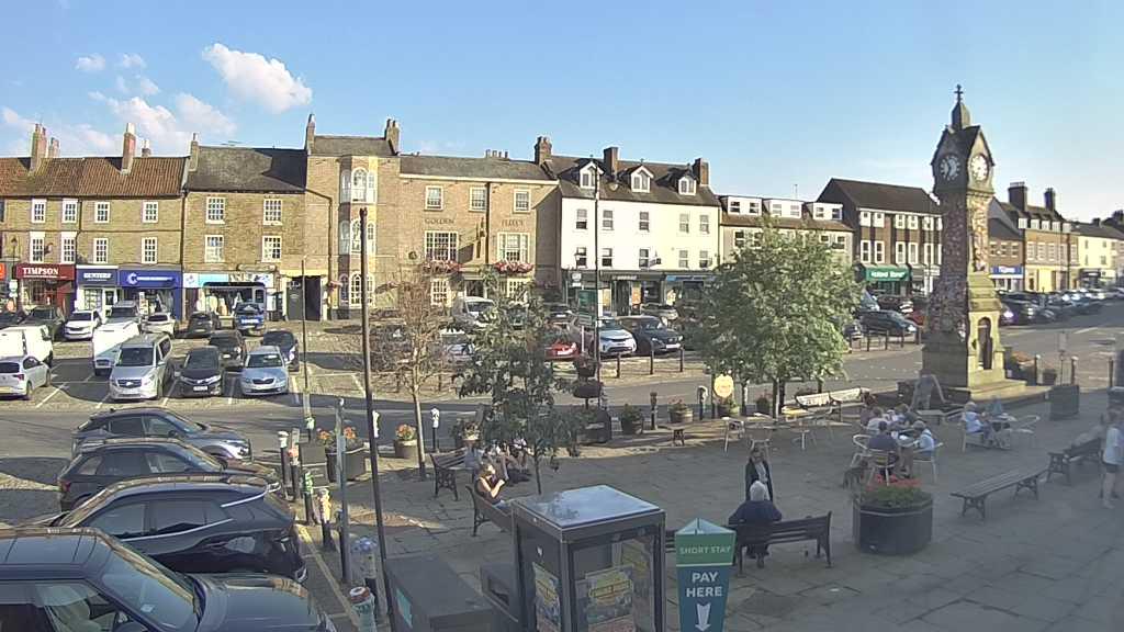 Thirsk webcam overlooking the Market Place