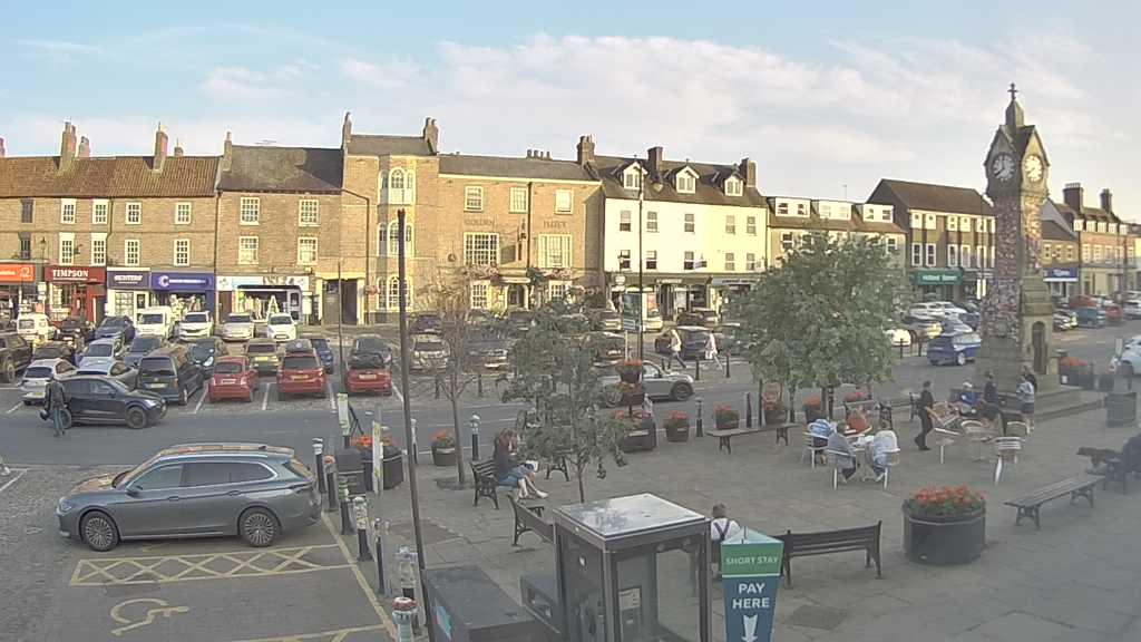 Thirsk webcam overlooking the Market Place