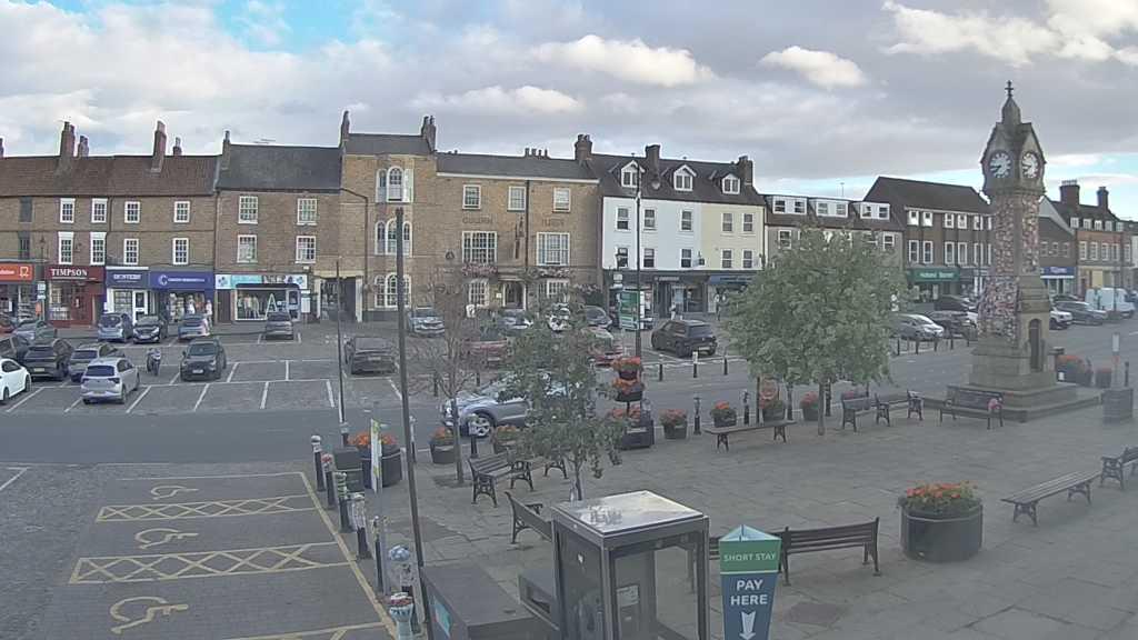 Thirsk webcam overlooking the Market Place